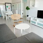 Helena Sea Breeze - Living With Pools & Full Facilities Apartamento Rizokarpaso