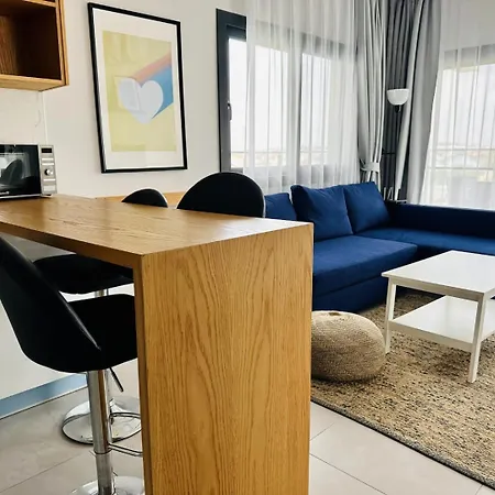 Διαμέρισμα Helena Sea Breeze - Living With Pools & Full Facilities