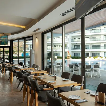 Helena Sea Breeze - Living With Pools & Full Facilities Daire *