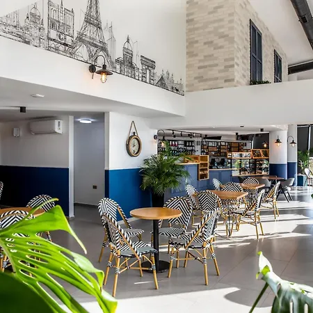 Helena Sea Breeze - Living With Pools & Full Facilities * Rizokarpaso