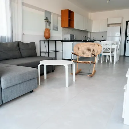 Helena Sea Breeze - Living With Pools & Full Facilities شقة Gastria