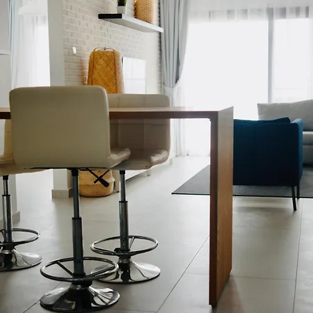 Διαμέρισμα Helena Sea Breeze - Living With Pools & Full Facilities *