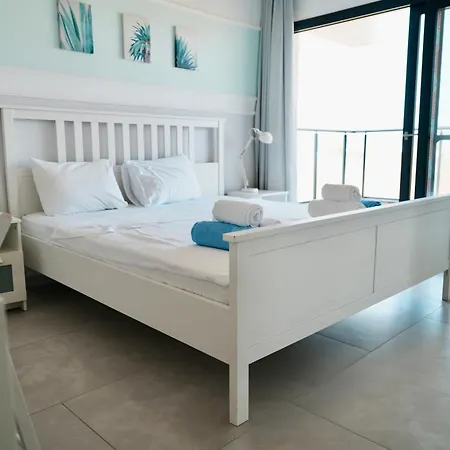 Helena Sea Breeze - Living With Pools & Full Facilities شقة Gastria