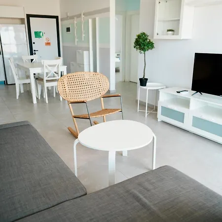 Helena Sea Breeze - Living With Pools & Full Facilities Διαμέρισμα Gastria