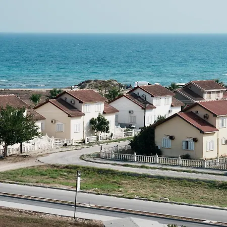 Helena Sea Breeze - Living With Pools & Full Facilities شقة