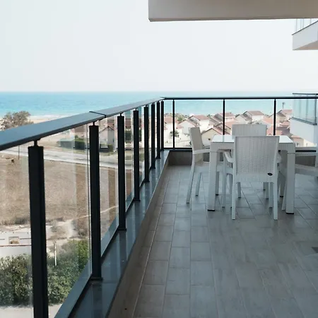 Helena Sea Breeze - Living With Pools & Full Facilities Gastria