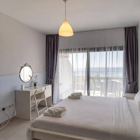 Διαμέρισμα Helena Sea Breeze - Living With Pools & Full Facilities *