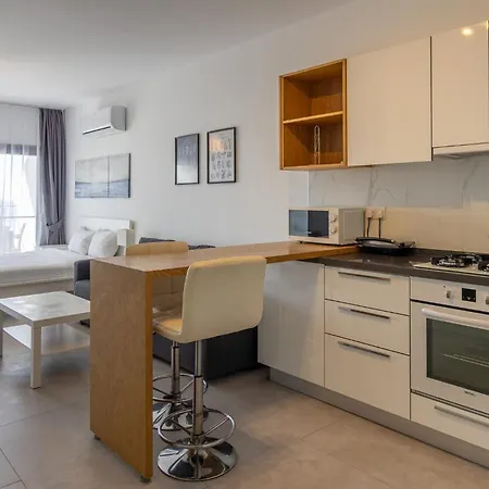Helena Sea Breeze - Living With Pools & Full Facilities Διαμέρισμα