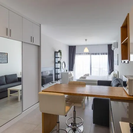 Helena Sea Breeze - Living With Pools & Full Facilities *