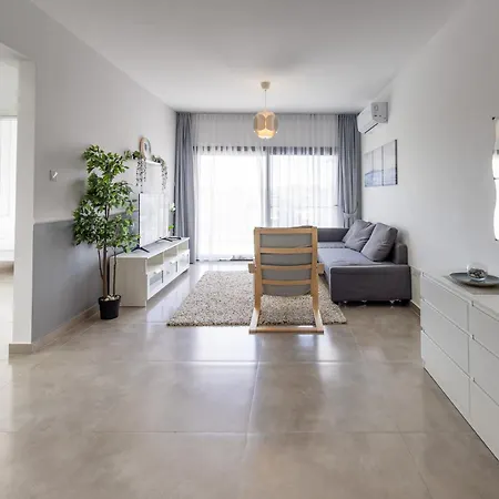 Helena Sea Breeze - Living With Pools & Full Facilities * Gastria
