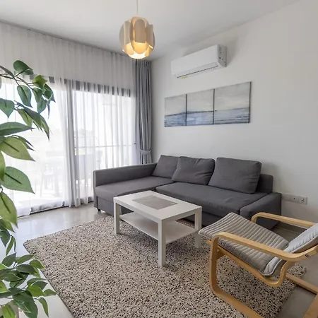 Διαμέρισμα Helena Sea Breeze - Living With Pools & Full Facilities *