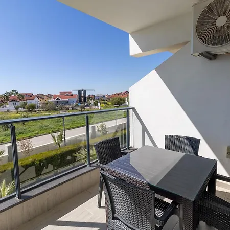 Helena Sea Breeze - Living With Pools & Full Facilities Gastria