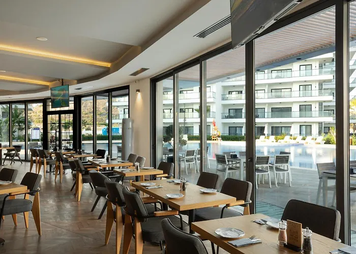 Helena Sea Breeze - Living With Pools & Full Facilities Διαμέρισμα *